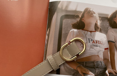 Ležeran ženski remen sa metalnom kopčom