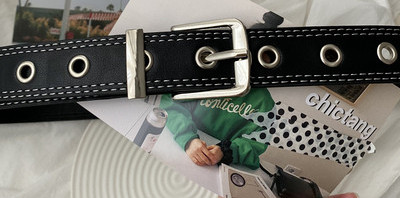 Ženski remen s metalnim ušicama