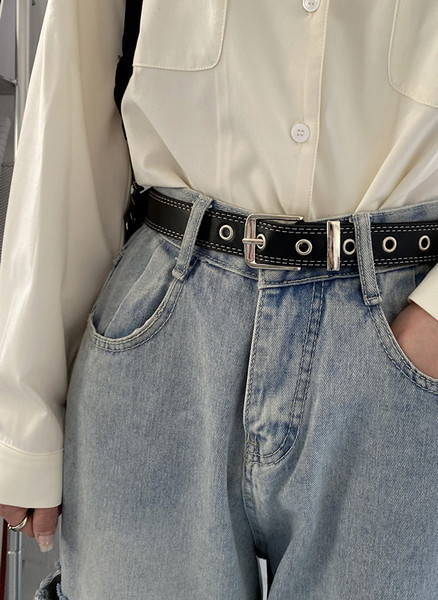 Ženski remen s metalnim ušicama