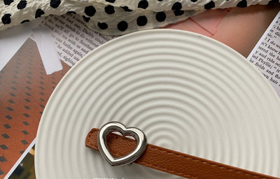 Moteriškas plonas diržas su širdies formos sagtimi