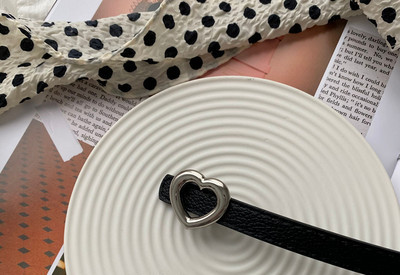 Moteriškas plonas diržas su širdies formos sagtimi