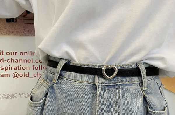 Moteriškas plonas diržas su širdies formos sagtimi