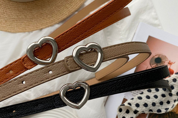 Moteriškas plonas diržas su širdies formos sagtimi