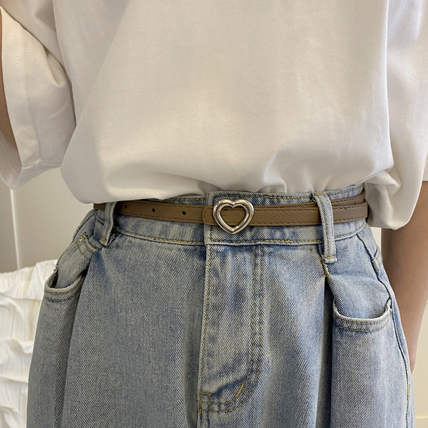 Moteriškas plonas diržas su širdies formos sagtimi