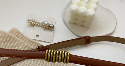 Ženski moderan tanki remen od eko kože sa metalnom kopčom