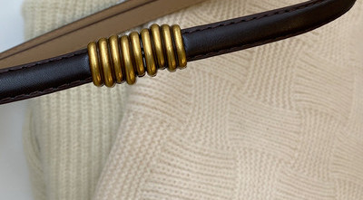 Ženski moderan tanki remen od eko kože sa metalnom kopčom