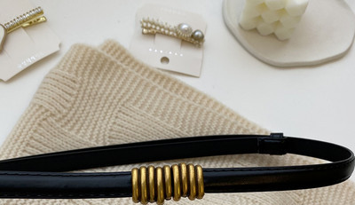 Ženski moderan tanki remen od eko kože sa metalnom kopčom