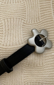 Tanak ženski remen s metalnom kopčom u obliku cvijeta