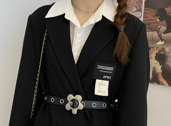 Tanak ženski remen s metalnom kopčom u obliku cvijeta