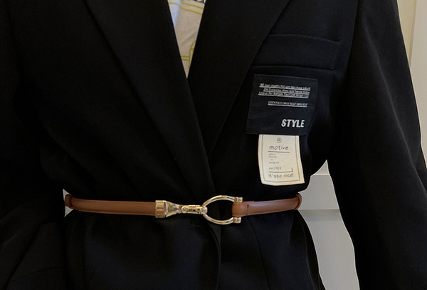 Tanki ženski remen od umjetne kože sa metalnim elementom