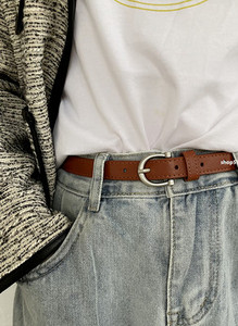 Tanki ženski remen od eko kože sa metalnom kopčom