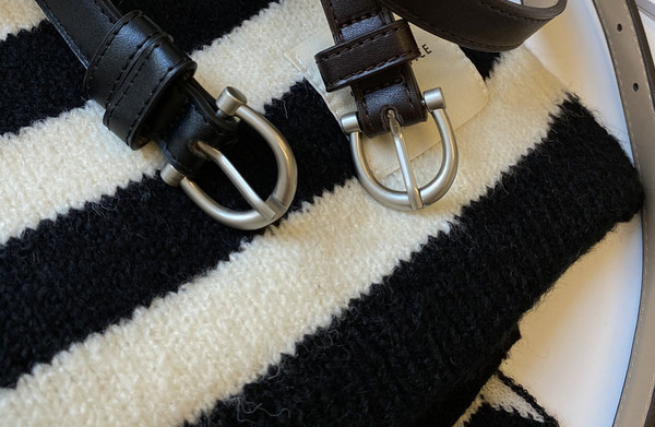 Tanki ženski remen od eko kože sa metalnom kopčom