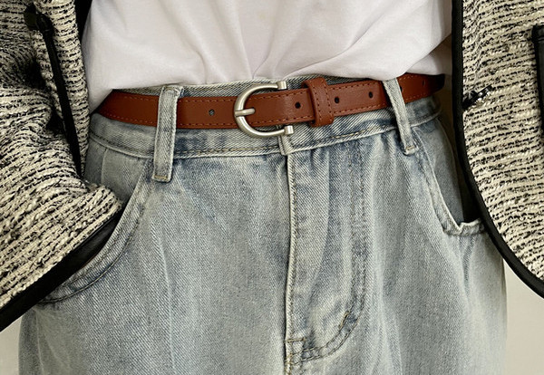 Tanki ženski remen od eko kože sa metalnom kopčom