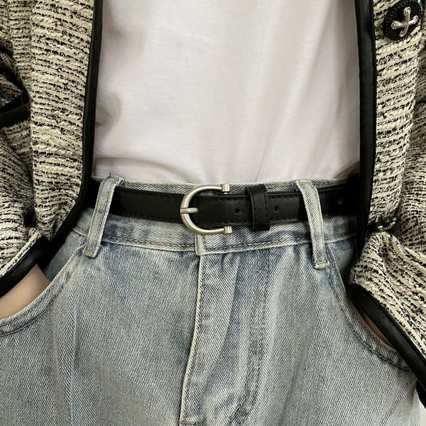 Tanki ženski remen od eko kože sa metalnom kopčom