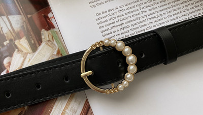 Ženski remen od eko kože sa okruglom kopčom i ukrasnim perlicama