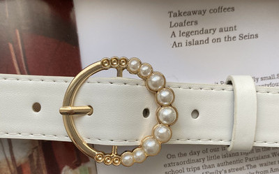 Ženski remen od eko kože sa okruglom kopčom i ukrasnim perlicama