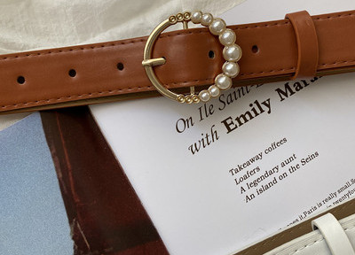 Ženski remen od eko kože sa okruglom kopčom i ukrasnim perlicama