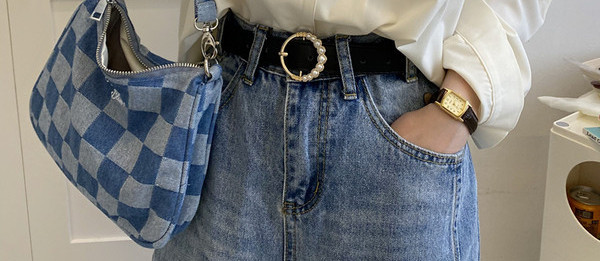 Ženski remen od eko kože sa okruglom kopčom i ukrasnim perlicama