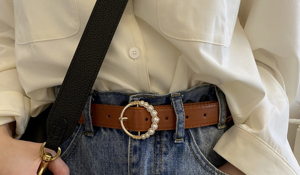 Ženski remen od eko kože sa okruglom kopčom i ukrasnim perlicama