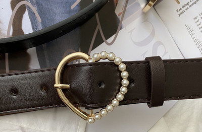 Ženski kožni remen sa kopčom u obliku srca