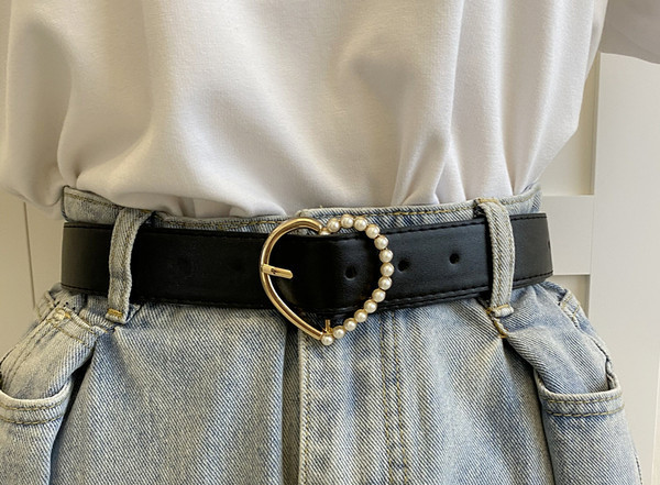 Ženski kožni remen sa kopčom u obliku srca