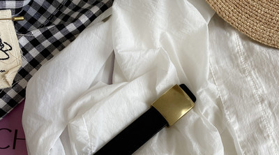 Tanki ženski remen u retro stilu s četvrtastom kopčom