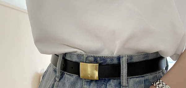 Tanki ženski remen u retro stilu s četvrtastom kopčom