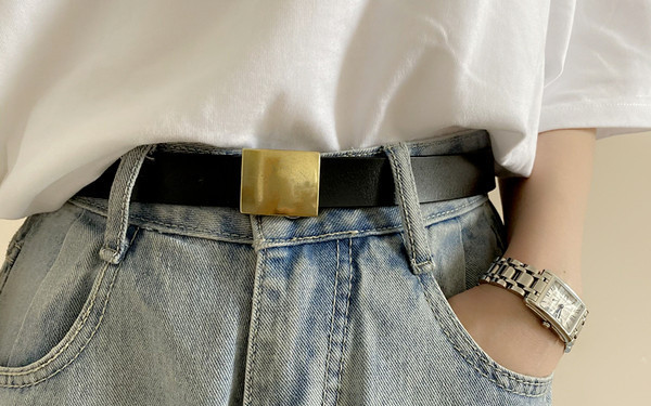 Tanki ženski remen u retro stilu s četvrtastom kopčom