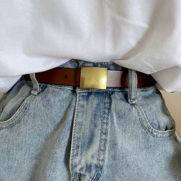 Tanki ženski remen u retro stilu s četvrtastom kopčom