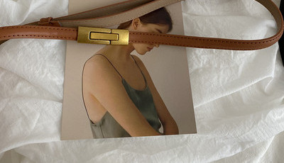 Moderan tanki remen od eko kože sa metalnom kopčom