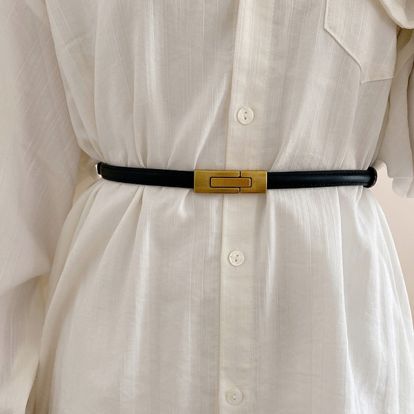 Moderan tanki remen od eko kože sa metalnom kopčom