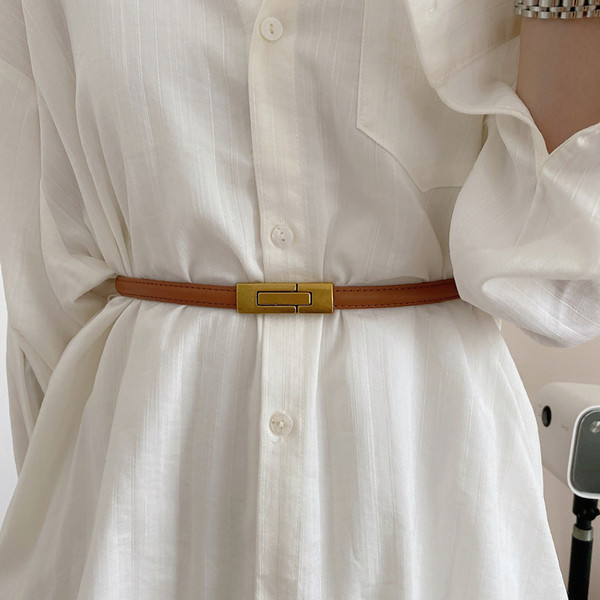 Moderan tanki remen od eko kože sa metalnom kopčom