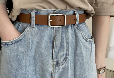 Ženski remen od eko kože sa metalnom pravokutnom kopčom