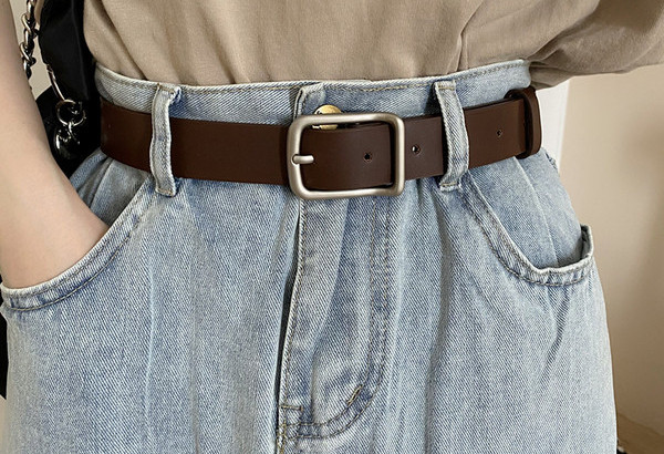 Ženski remen od eko kože sa metalnom pravokutnom kopčom