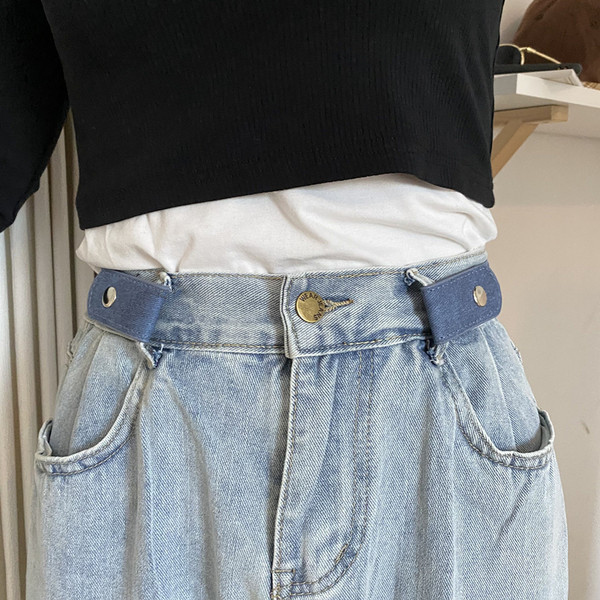 Ženski remen sa metalnim elementom