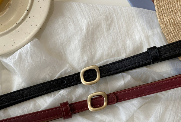 Tanak ženski remen s metalnom kopčom