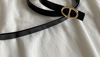 Ležerni remen od umjetne kože s metalnom kopčom za žene