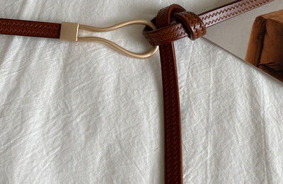 Moderan kožni remen za žene s metalnom kopčom