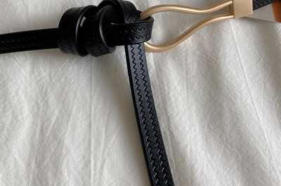 Moderan kožni remen za žene s metalnom kopčom