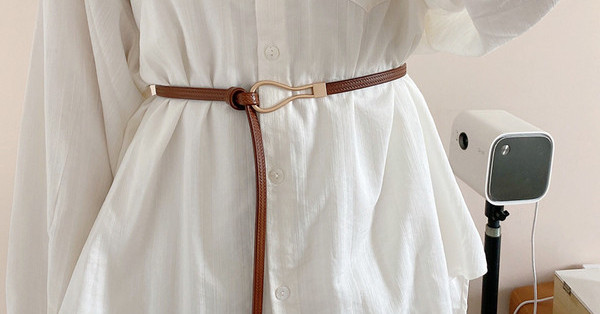 Moderan kožni remen za žene s metalnom kopčom