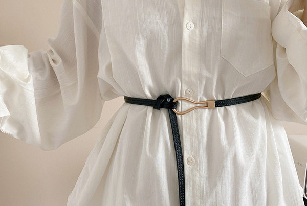 Moderan kožni remen za žene s metalnom kopčom