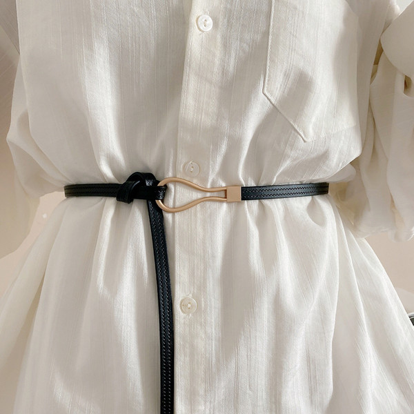 Moderan kožni remen za žene s metalnom kopčom