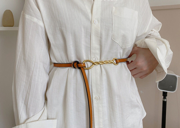 Tanki ženski remen od eko kože sa metalnim ukrasom