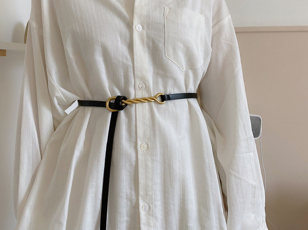 Tanki ženski remen od eko kože sa metalnim ukrasom