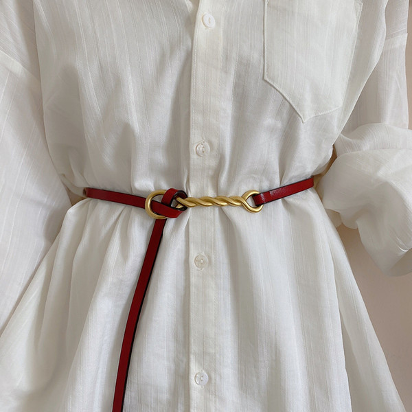 Tanki ženski remen od eko kože sa metalnim ukrasom