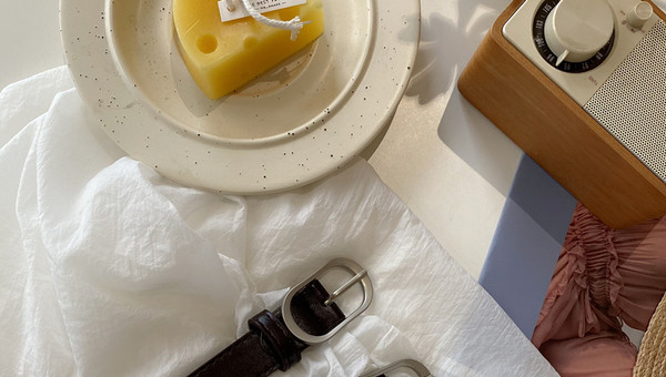 Ženski kožni remen sa - metalnim elementom