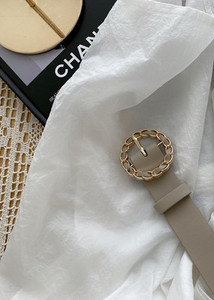 Podesivi ženski remen s metalnim elementom