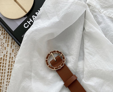 Podesivi ženski remen s metalnim elementom