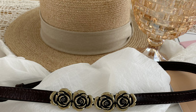 Ženski tanki kožni remen s ružičastom metalnom kopčom