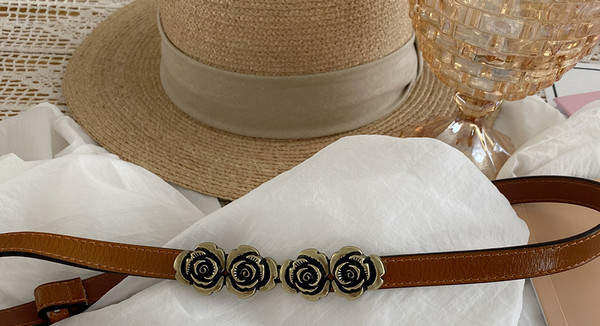 Ženski tanki kožni remen s ružičastom metalnom kopčom